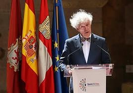 El profesor John Keane durante su conferencia.