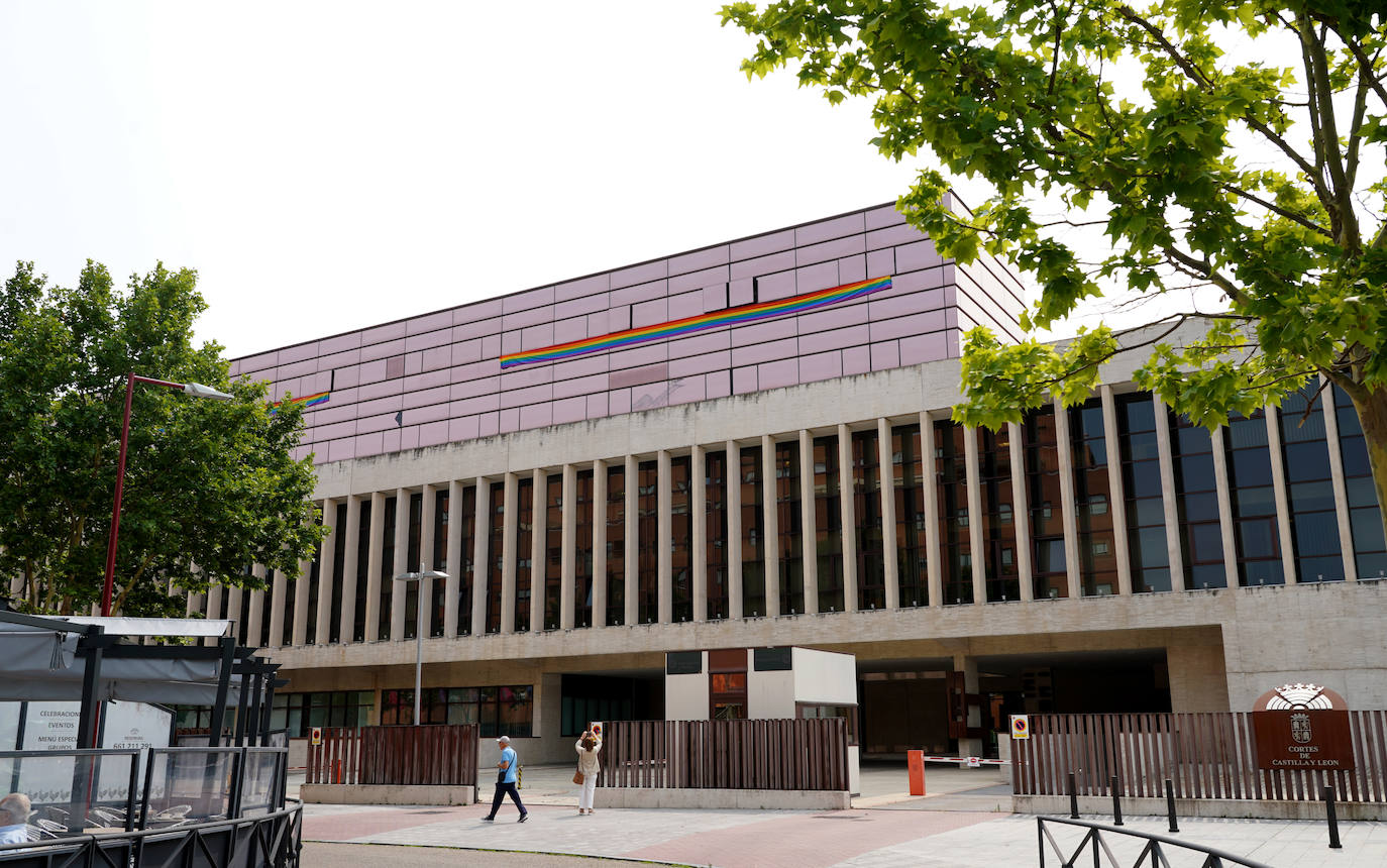 Bandera LGTBI en las Cortes.