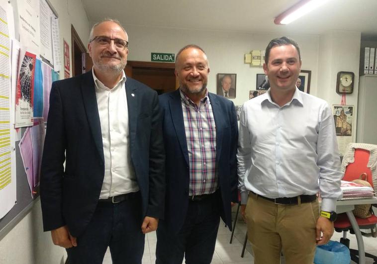 Cendón con Ramón y Courel, en la sede del PSOE de Ponferrada.