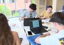 Imagen de archivo de varios estudiantes preparando los exámenes.