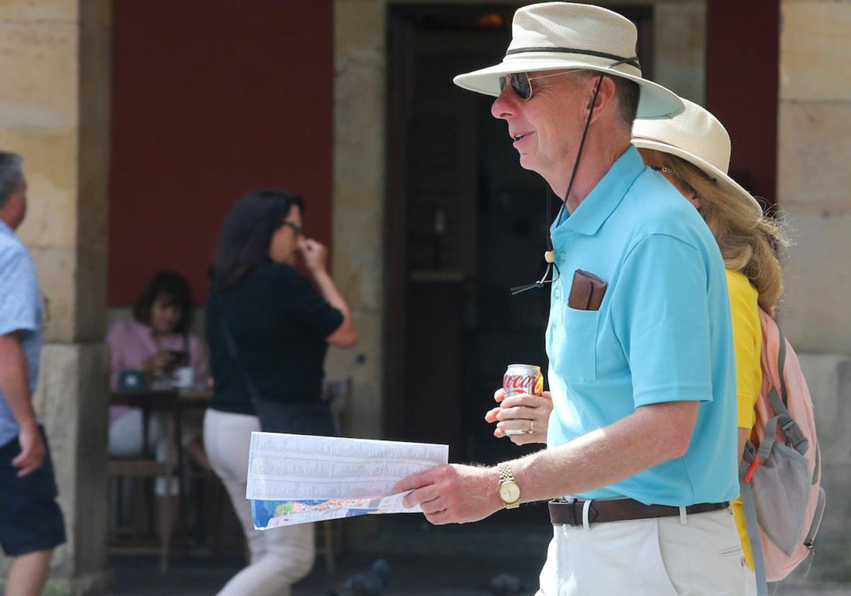 Turistas en la Plaza Mayor de León.