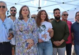 Ester Muñoz, presidenta del PP de León y candidata al Congreso de los Diputados, en la carpa informativa colocada este domingo por el partido en el Rastro de León.