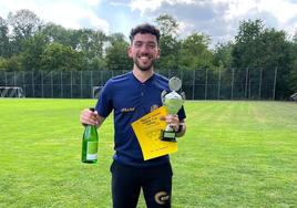 Imagen de David García Llaneza posando con el trofeo conseguido.