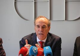 Juan María Vallejo, presidente de FELE durante una conferencia de prensa.