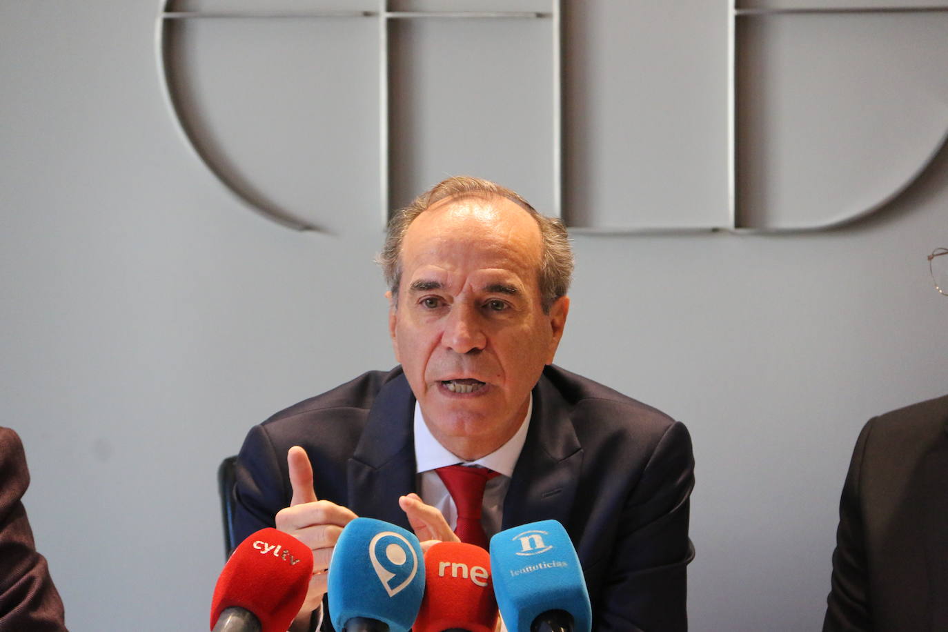 Juan María Vallejo, presidente de FELE durante una conferencia de prensa.