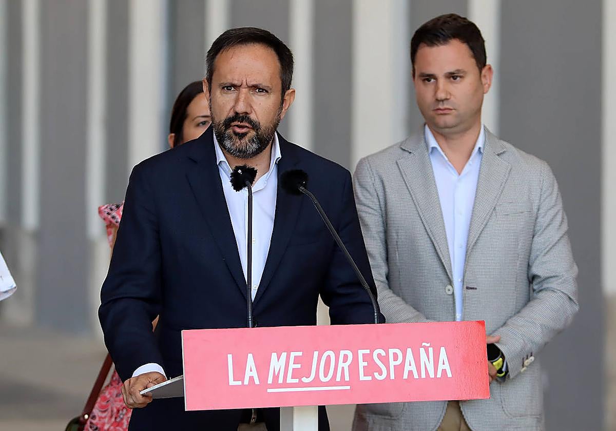 El portavoz de Transportes, Movilidad y Agenda Urbana en el Congreso, César Ramos, y el secretario general del PSOE de León y cabeza de lista al Congreso, Javier Alfonso Cendón.