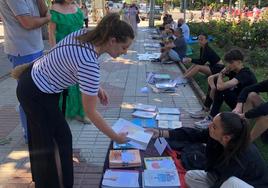 La presidenta del PP de León, Ester Muñoz, en el mercadillo Gelete del libro usado.