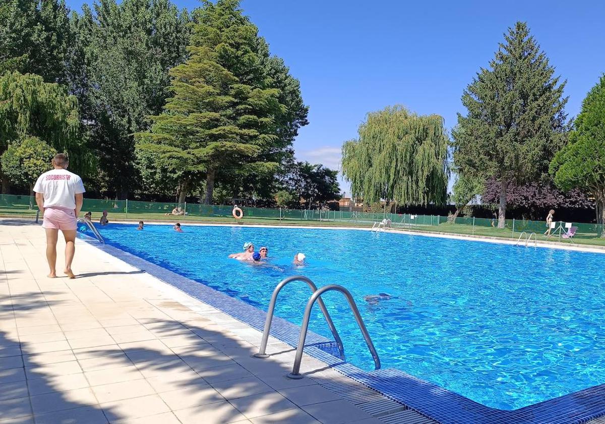 El remedio contra el calor está en las piscinas de Laguna de Negrillos