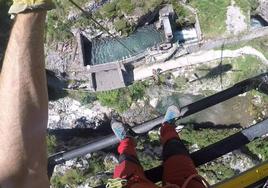 Bomberos de Asturias rescatan a la mujer en la vertiente leonesa de la ruta del Cares.