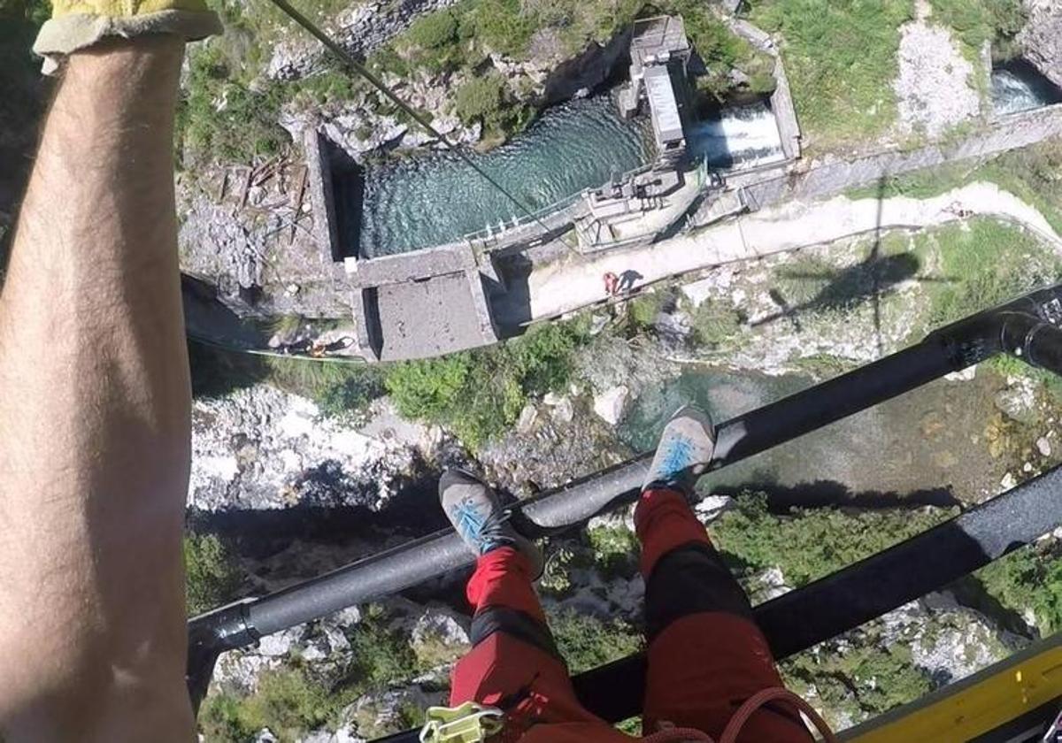 Bomberos de Asturias rescatan a la mujer en la vertiente leonesa de la ruta del Cares.