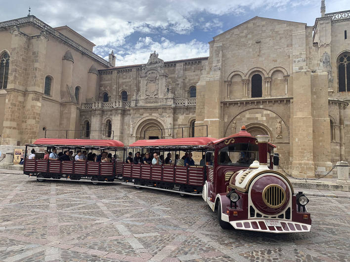 El tren turístico pasando por San Isidoro.