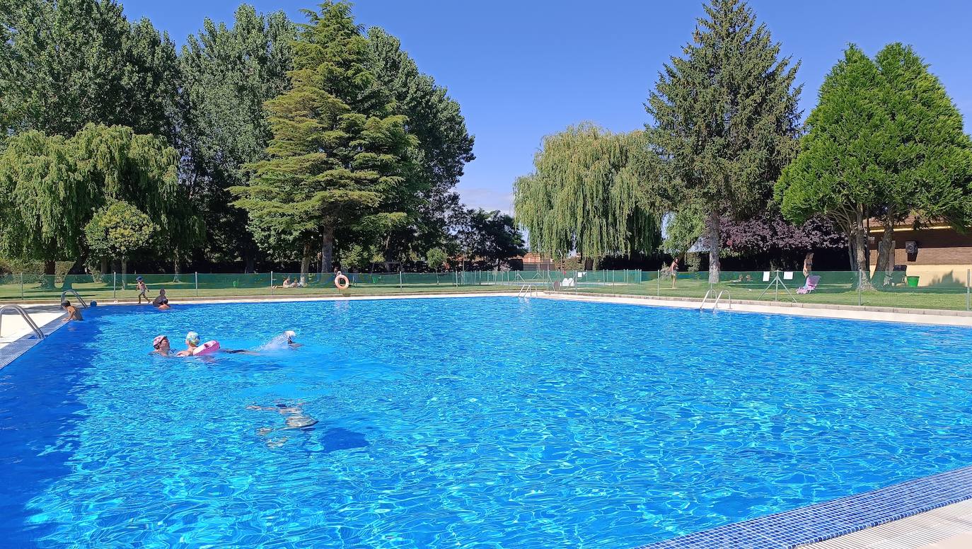 El remedio contra el calor está en las piscinas de Laguna de Negrillos