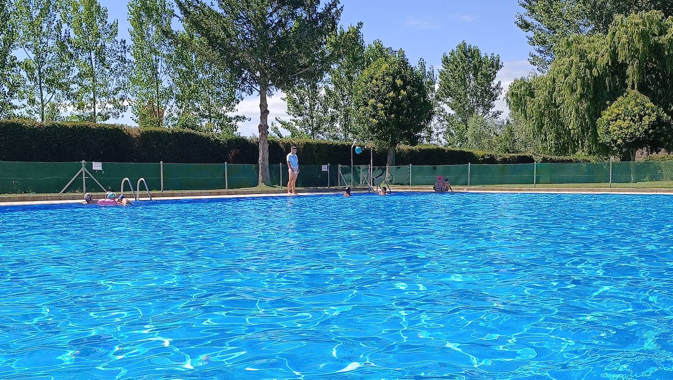 El remedio contra el calor está en las piscinas de Laguna de Negrillos