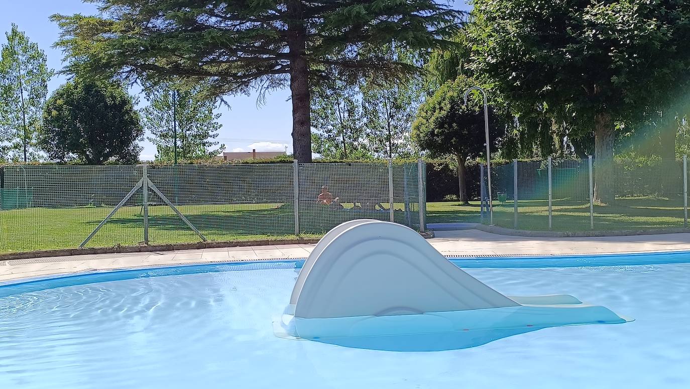 El remedio contra el calor está en las piscinas de Laguna de Negrillos