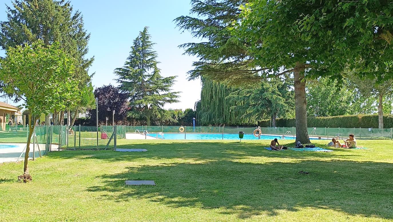 El remedio contra el calor está en las piscinas de Laguna de Negrillos
