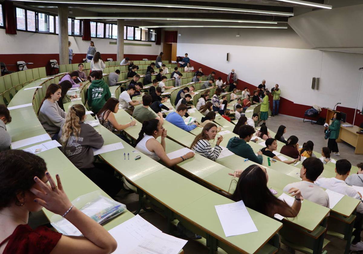 Alumnos leoneses realizando las pruebas de acceso a la universidad.