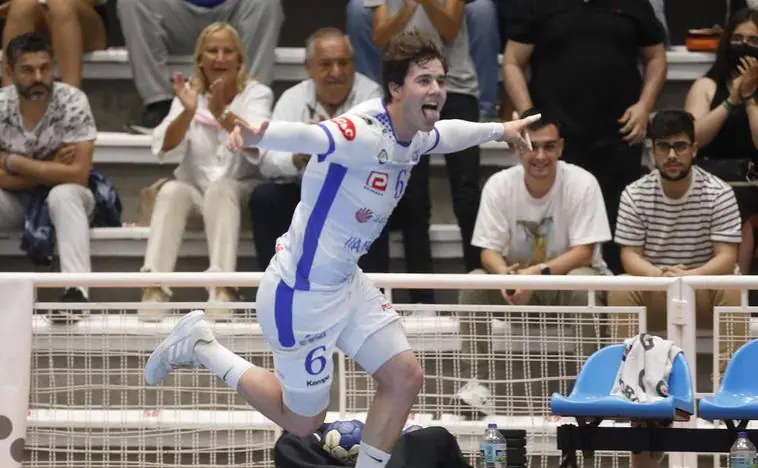 Carlos álvarez celebrando en un partido con el Cisne BM.