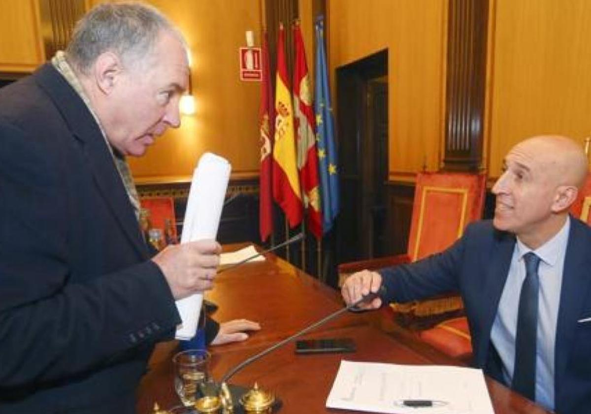 Eduardo López Sendino, candidato de UPL, conversa con el alcalde de León en funciones, José Antonio Diez.