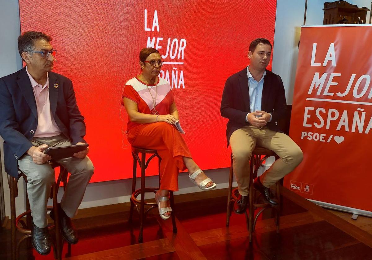 Salvador Vidal, Carmen Morán y Javier Alfonso Cendón en un acto de precampaña en León.