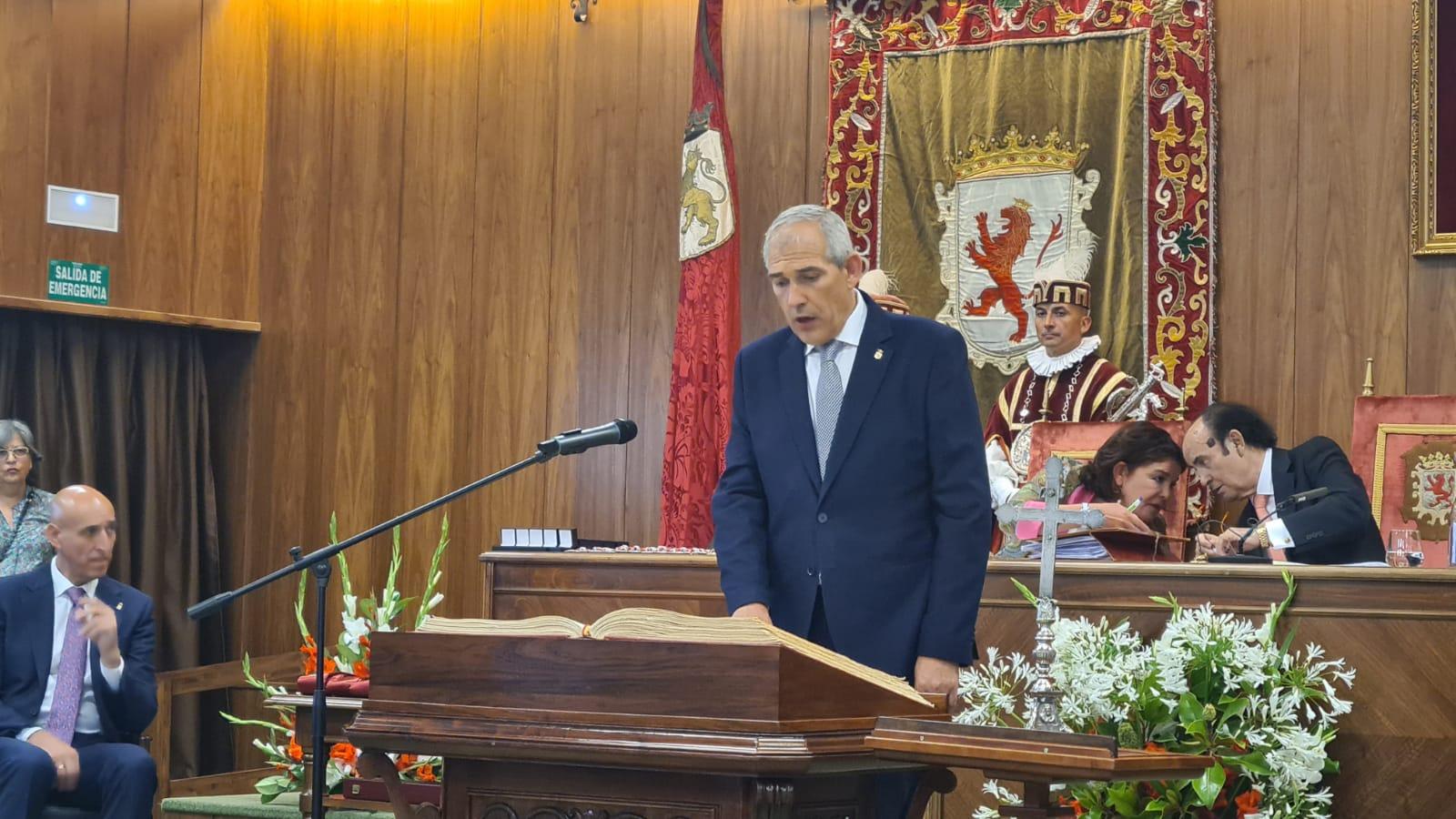 Vicente Canuria (PSOE) jura su cargo de concejal.