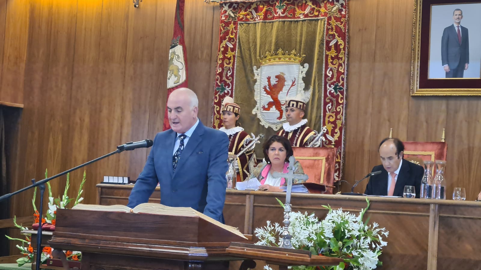 Isidro Ferrero (UPL) jura su cargo de concejal..