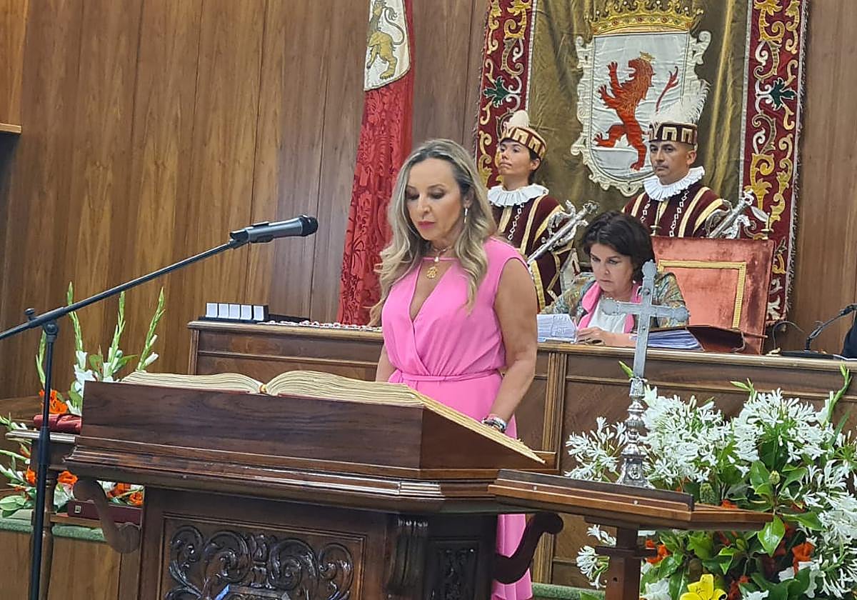 Los 27 concejales electos de León juran sus cargos