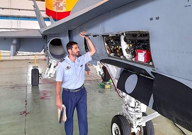 Imagen principal - El alumno de la ULE Enrique Cabezas, premio Ejército del Aire y del Espacio