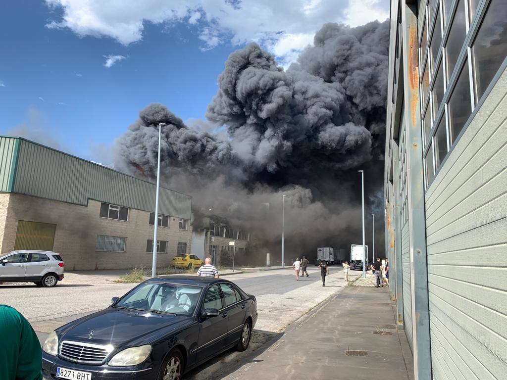 El fuego quema «por completo» una nave de embutidos en Bembibre