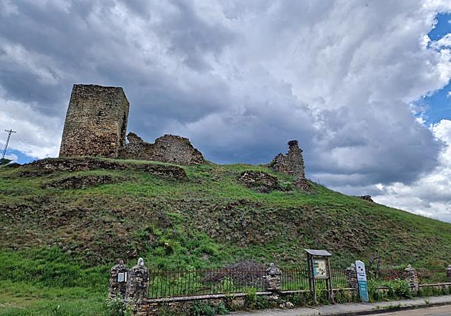 Construido en la Baja Edad Media, el castillo de Benar estaba vinculado a la familia Quiñones, condes de Luna.