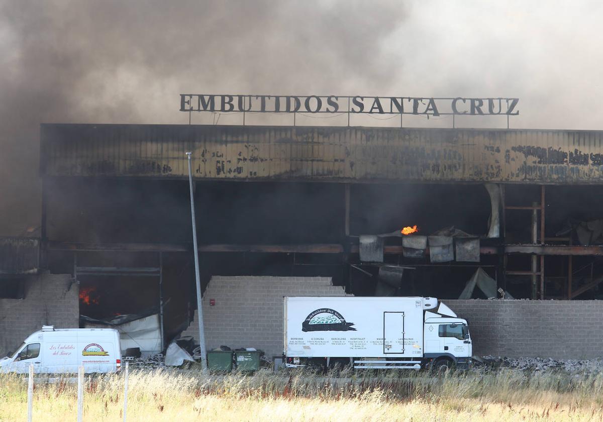 Incendio en la nave de la empresa Embutidos Santa Cruz de Montes, en Bembibre.