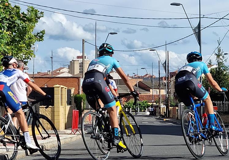 Imagen principal - Pinilla disfruta del ciclismo del manillar de los más jóvenes