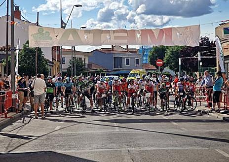 Imagen secundaria 1 - Pinilla disfruta del ciclismo del manillar de los más jóvenes