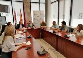 Tres consejerías de la Junta se han reunido con embutidos Santa Cruz.