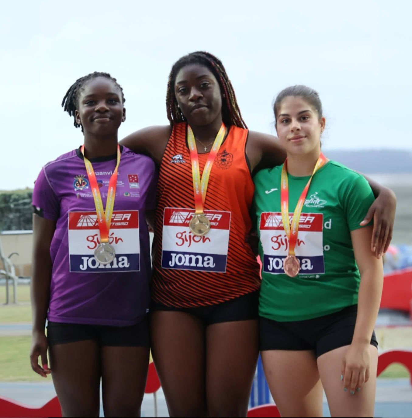 Más de una veintena de medallas para participantes de la ULE Sprint Atletismo.