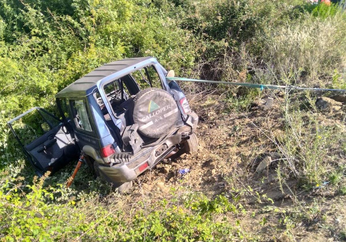 El vehículo todoterreno cayó por un terraplén con su conductor en el interior.