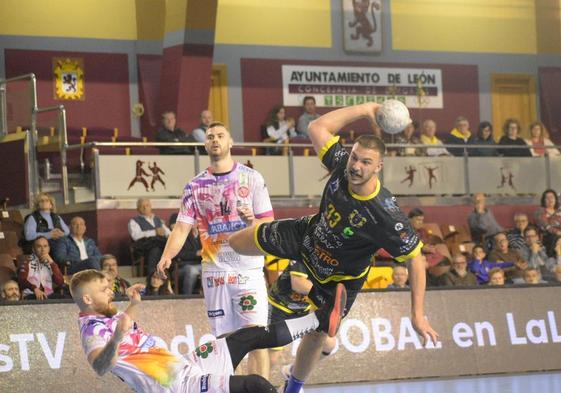 Alberto Martín durante un partido en el Palacio con el Balonmán Cangas.