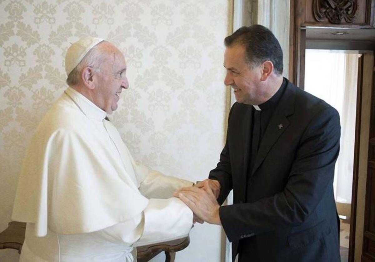 El papa Francisco junto al sacerdote asturiano Ángel Fernández Artime, a quien nombrará cardenal el 30 de septiembre.