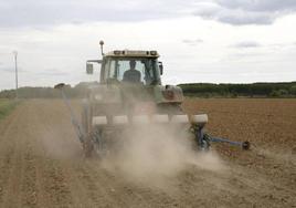 Un tractor durante el labrado de una tierra.