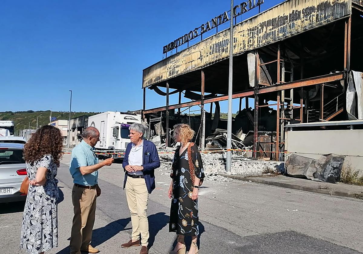 El delegado territorial de la Junta en León, Eduardo Diego, ha visitado la nave quemada de Embutidos Santa Cruz.