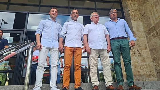 El PP cede ante los críticos y la lista de Vélez a la Diputación se impone
