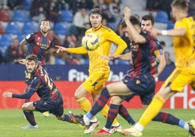 Naranjo, exjugador de la Deportiva, en el partido ante el Levante de esta temporada.