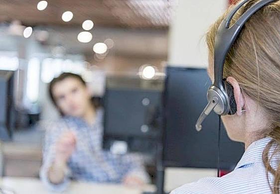 Teleoperadoras en su puesto de trabajo.