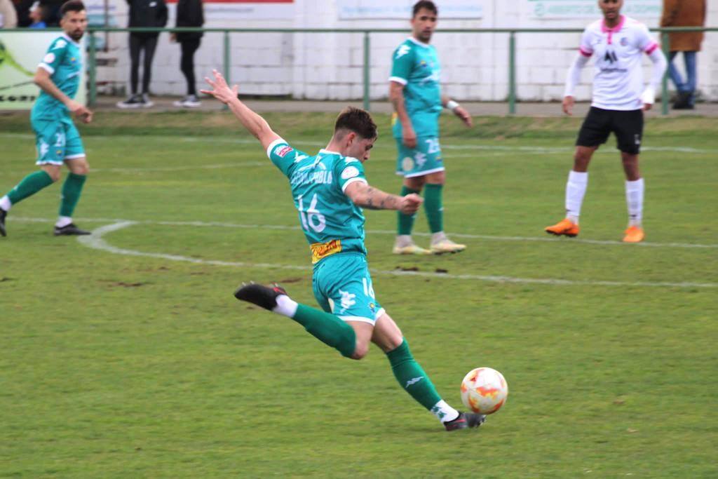 Iker Rodríguez en un lance de partido con el Atlético Astorga.