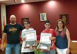 Entrega de la placa a modo de reconocimiento.