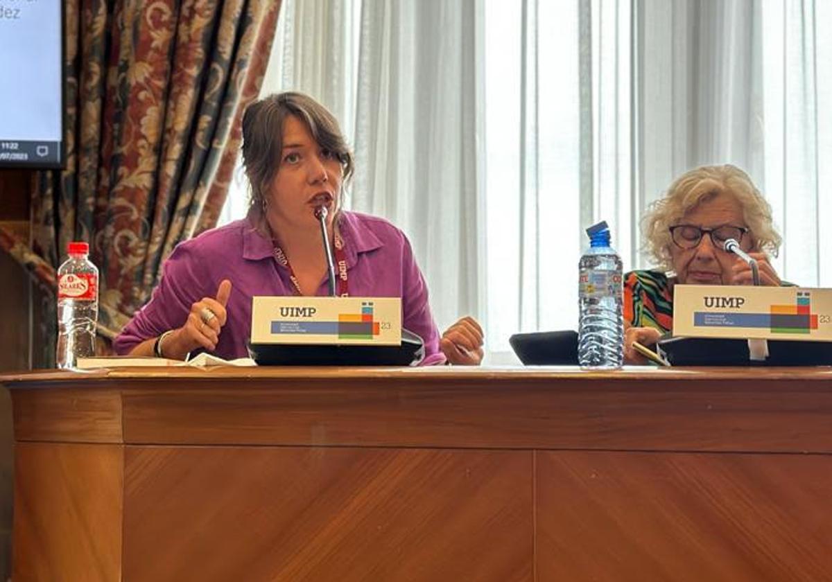 La candidata de Sumar al Congreso de los Diputados por León, Violeta Serrano, en la mesa 'Diálogo intergeneracional para la transformación socio-territorial' en la Universidad Menéndez Pelayo de Santander, junto a la exalcaldesa de Madrid, Manuela Carmena.