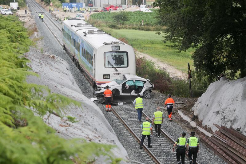 Un tren arrolla un turismo en Lugo