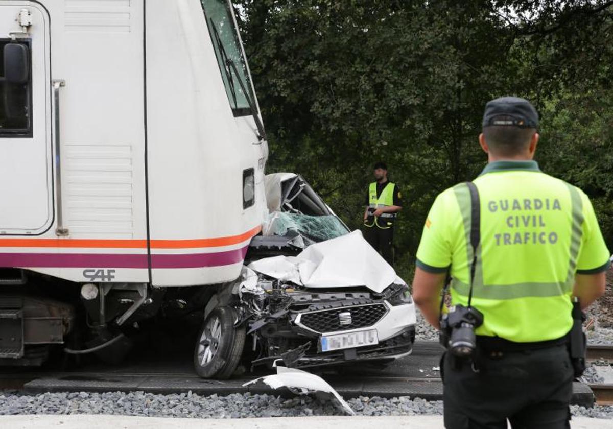 Imagen del coche arrollado por el tren en Lugo.