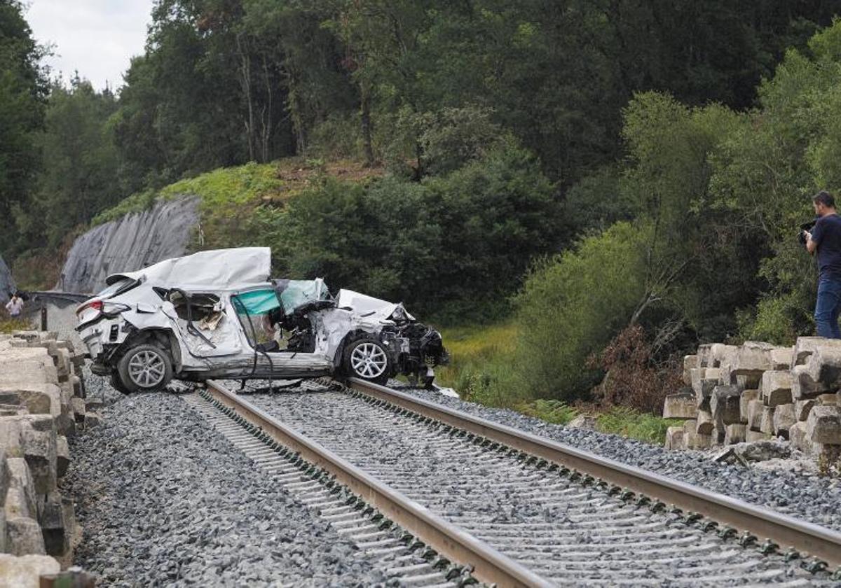 El vehículo accidentado en las vías del tren.