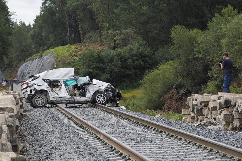 Un tren arrolla un turismo en Lugo