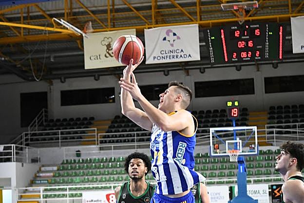 Un jugador del Clínica POnferrada intenta un lanzamiento a canasta.